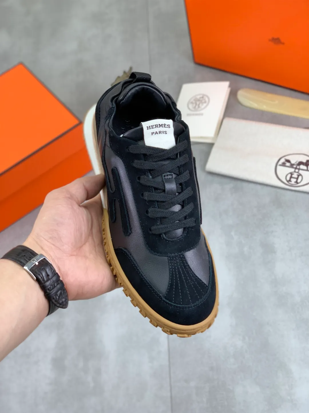 Men's men's shoes 💰P600 New model Top version Original order Hermes Hermès men's Drift Sneaker Summer new casual sports shoes Original purchase, development, production H family men's classic series, technological breathable fabrics with cowhide, casual sports shoes, casual shoes, sports dad shoes combine high-tech breathable materials and cowhide, H family exclusive button decoration on the side. The outsole is full of H italic design and bright colors to show vitality and continue the brand design inspiration. Stroll around the city lightly and feel free and comfortable. Delivered in exquisite packaging 🛍📦 ▪️Fabric: original customized breathable material + first-layer cowhide ▪️Inner: cowhide feet ▪️Outsole: molded and evacuated PU+TPU material ▪️Size: 35-45 Multiple colors available Premium packaging